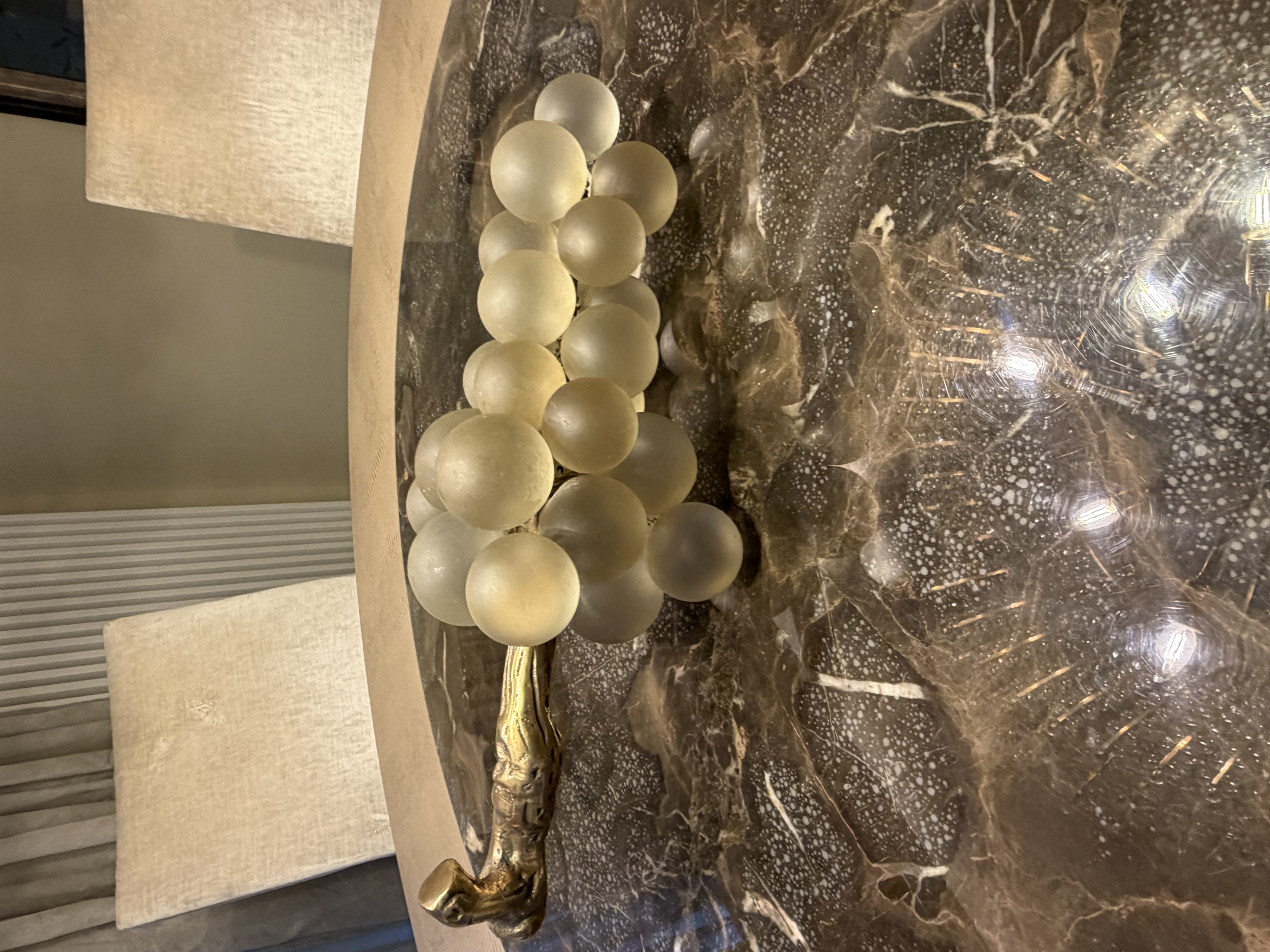 Eichholtz Eichholtz French Grapes Sculpture – White Glass & Vintage Brass
