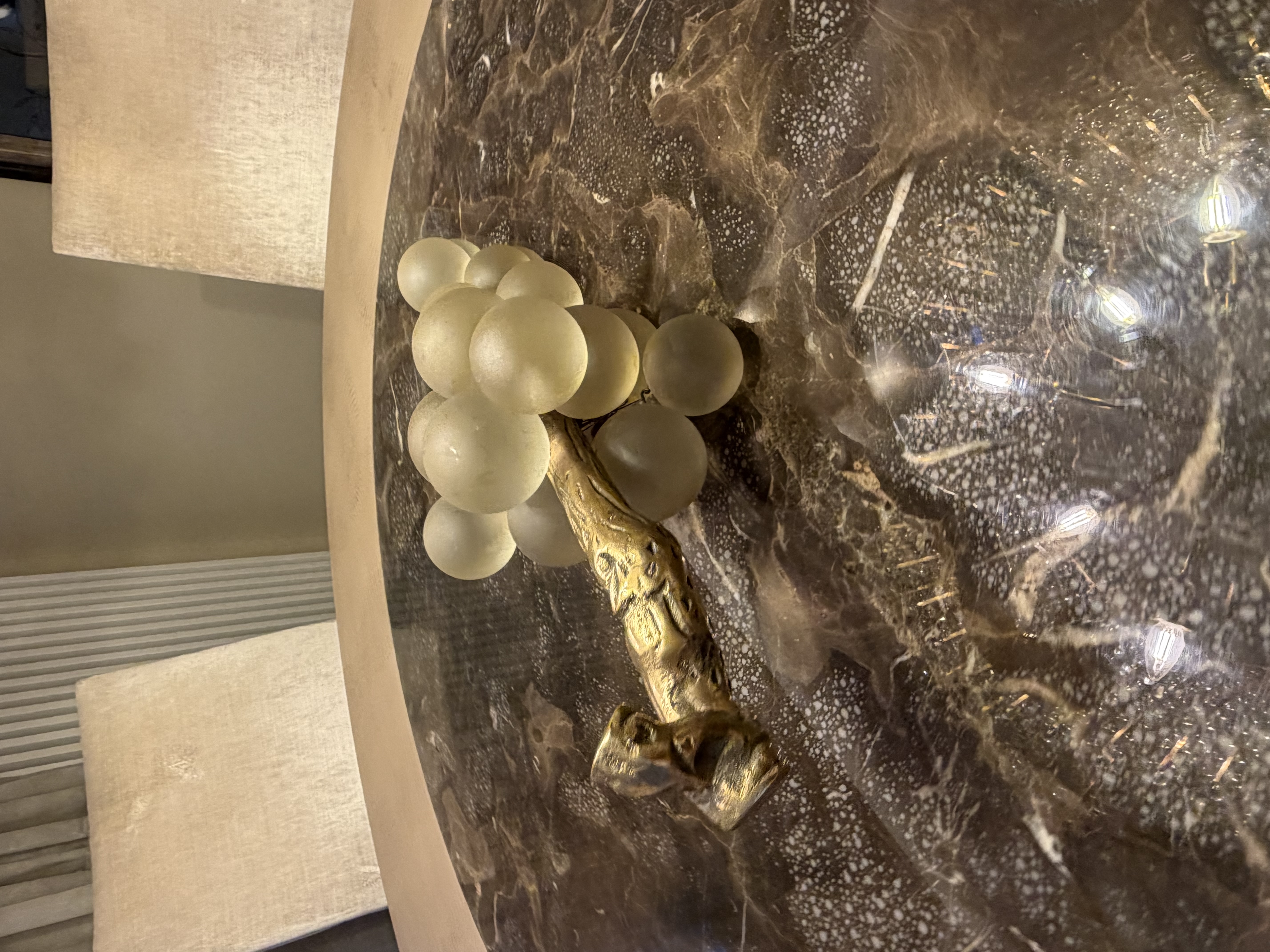 Eichholtz Eichholtz French Grapes Sculpture – White Glass & Vintage Brass — photograph 2