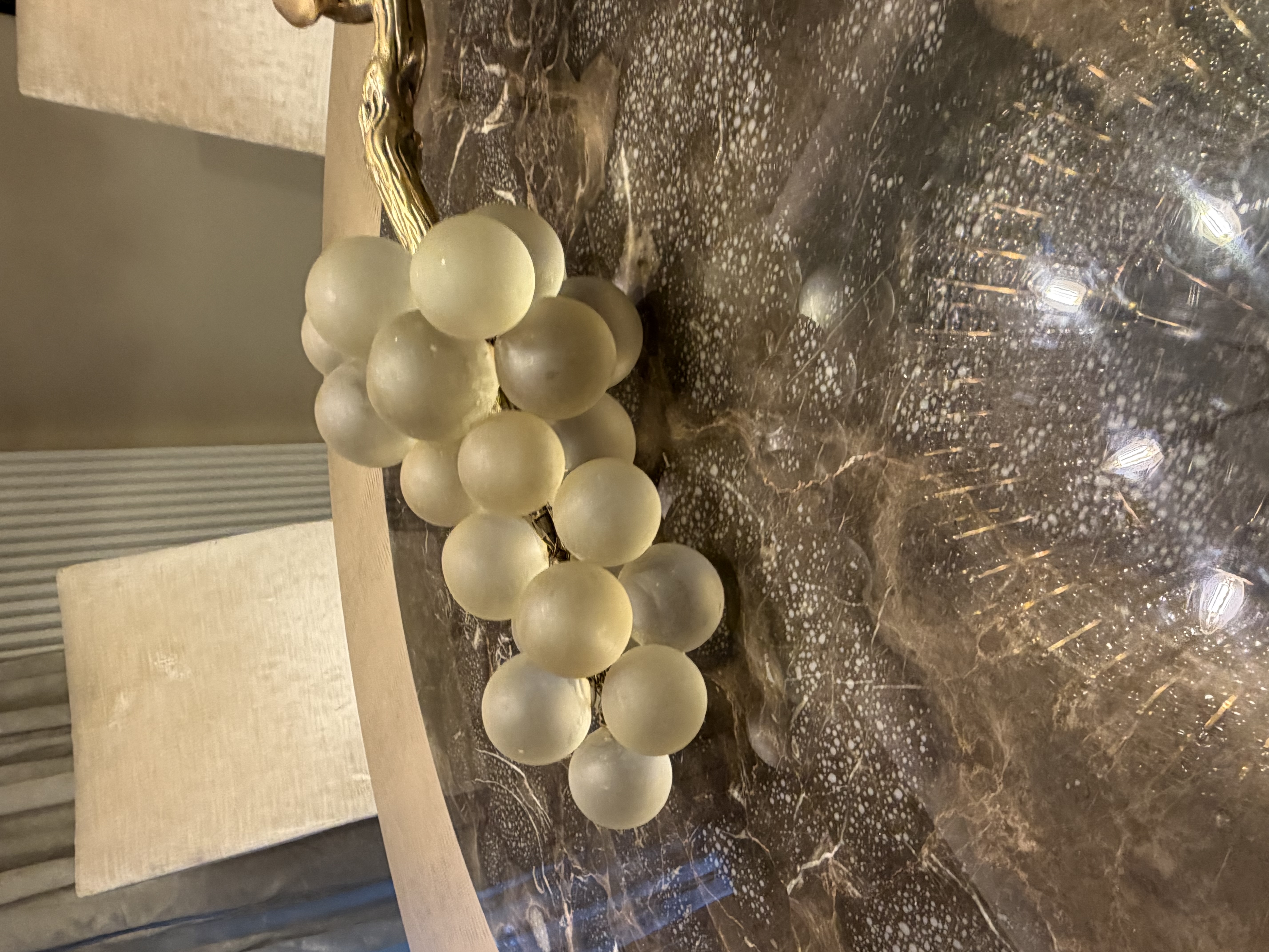 Eichholtz Eichholtz French Grapes Sculpture – White Glass & Vintage Brass — photograph 4