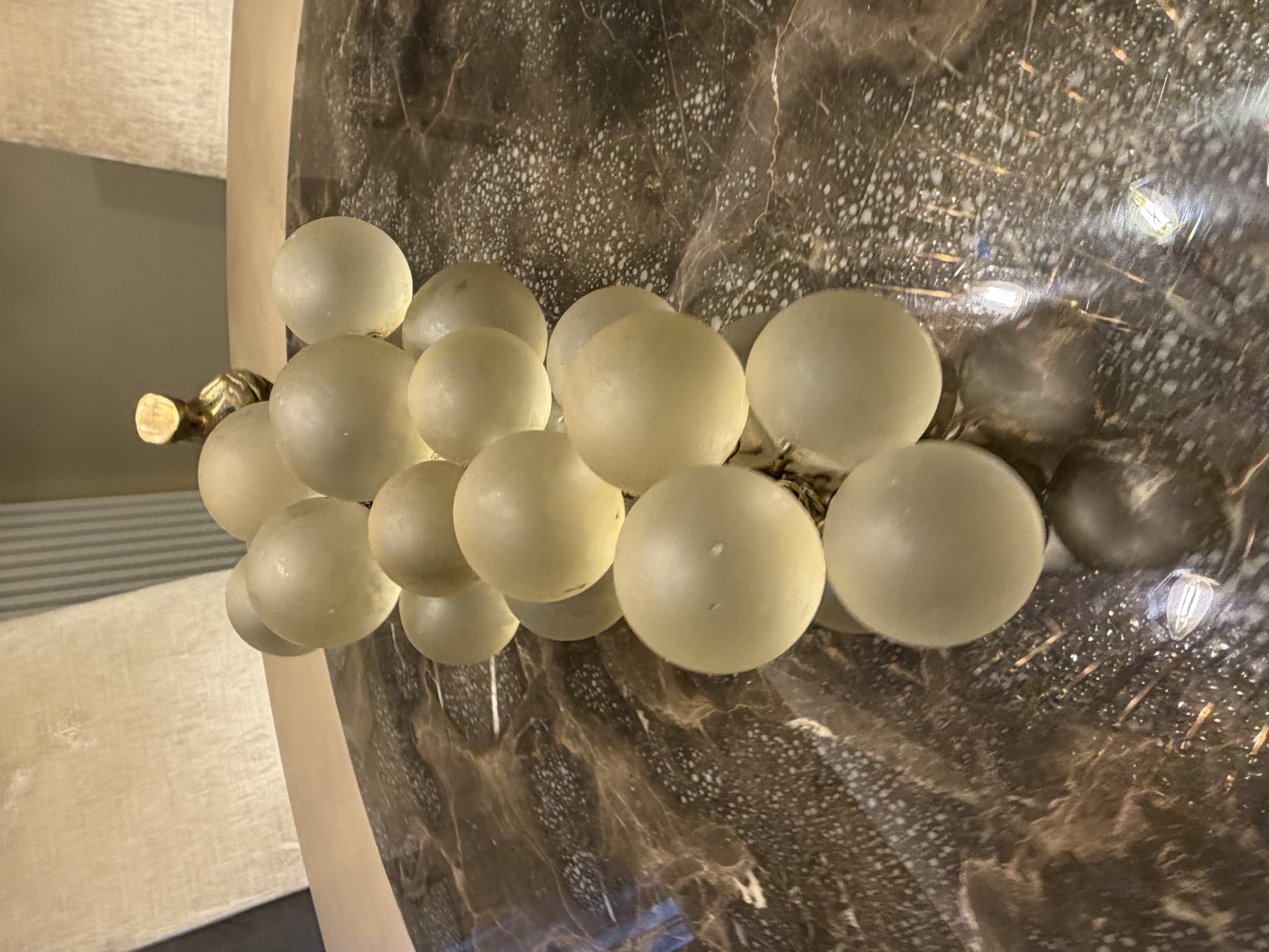 Eichholtz Eichholtz French Grapes Sculpture – White Glass & Vintage Brass — photograph 5