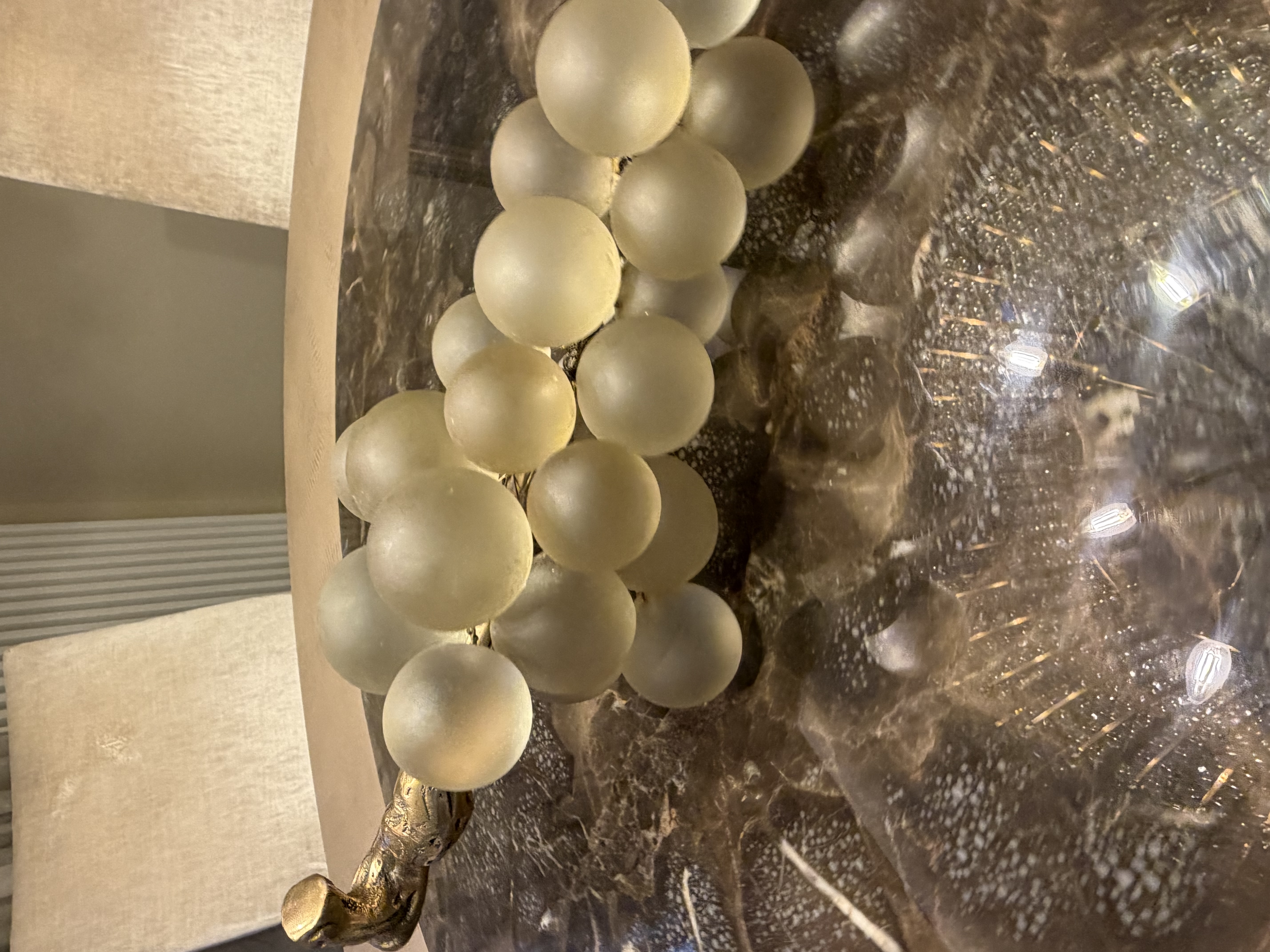 Eichholtz Eichholtz French Grapes Sculpture – White Glass & Vintage Brass — photograph 7