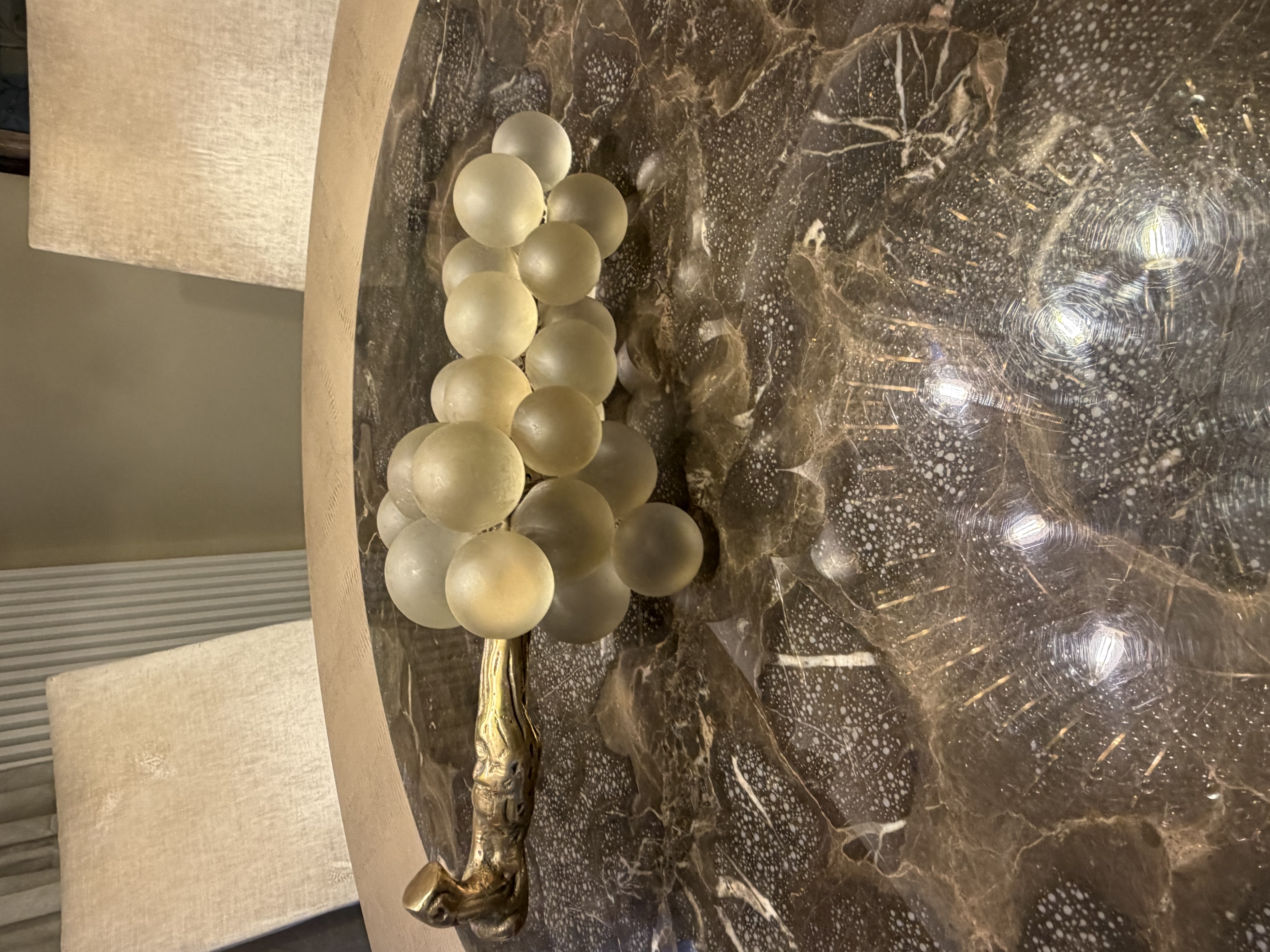 Eichholtz Eichholtz French Grapes Sculpture – White Glass & Vintage Brass — photograph 8
