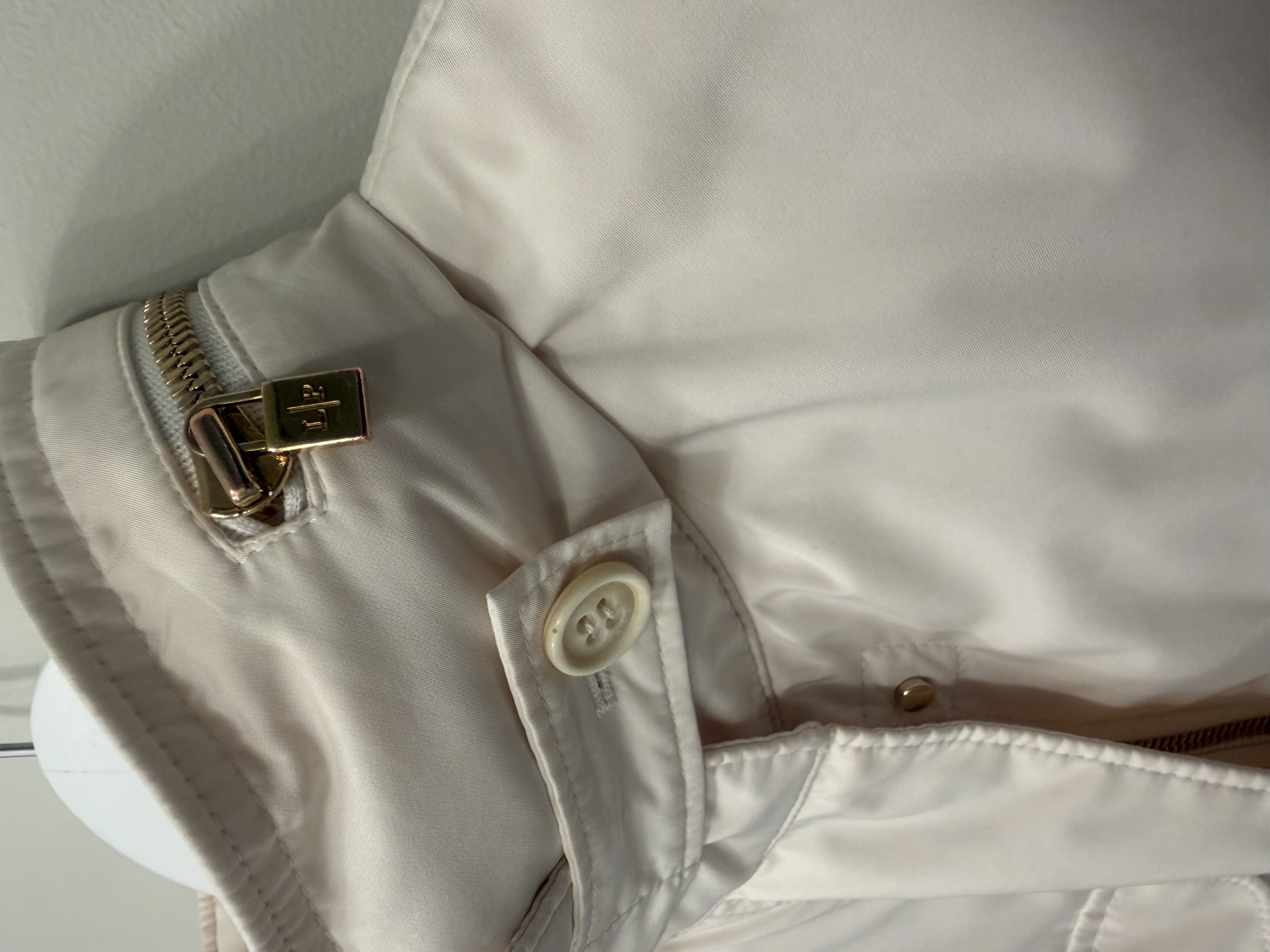 Loro Piana Loro Piana Storm System Cream Four Pocket Jacket Size 34 — photograph 2